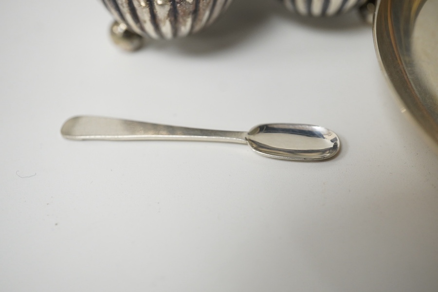 A 19th century white metal mounted horn snuff mull(split), 72mm, a small late Victorian silver cruet stand, a silver topped glass jar, a silver dish, small silver spoon and a white metal pill box. Condition - poor to fai